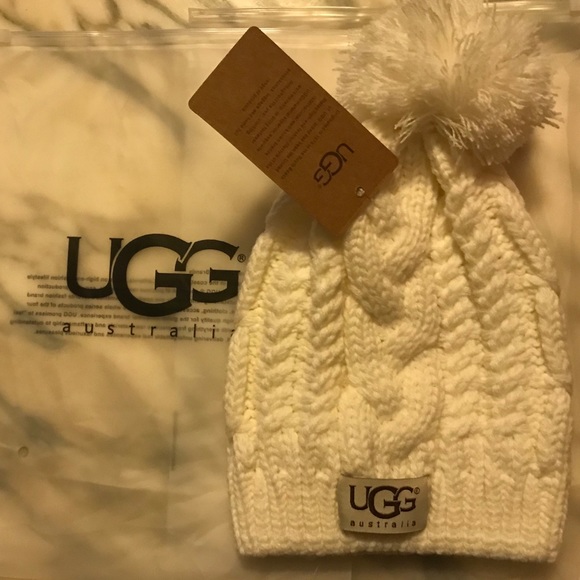 UGG Accessories - ❤️ Cable knit beanie with pom pom❤️